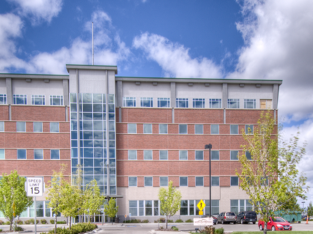 Exterior view of the Meadowlake Building in Meridian where St. Luke’s Pharmacy – Infusion Therapy is located.