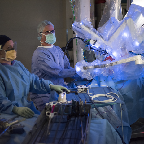 Surgeon uses surgical robot