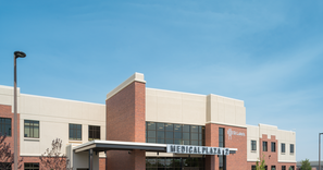 Entrance to St. Luke's Magic Valley Medical Plaza where St. Luke's Clinic - Internal Medicine: Twin Falls, Pole Line Rd. is located.