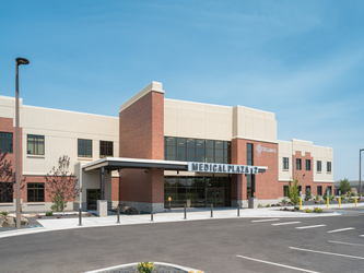 Entrance to St. Luke’s Magic Valley Medical Plaza where St. Luke’s Clinic - Internal Medicine: Twin Falls, Pole Line Rd. is located.