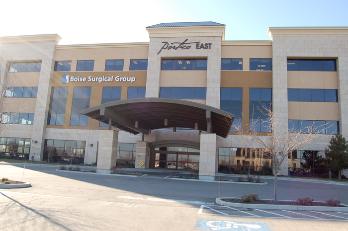 Entrance to the Portico East building where St. Luke's Clinic - Orthopedics: Meridian is located.