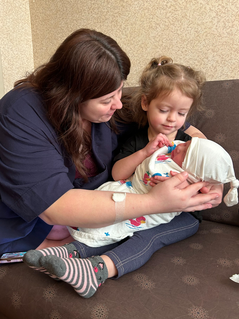 Ella Rose with her big sister.