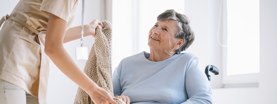 hospice volunteer visiting elderly woman at home