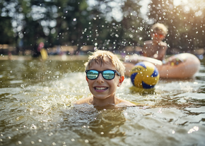 Child wearing google in a swimming pool.