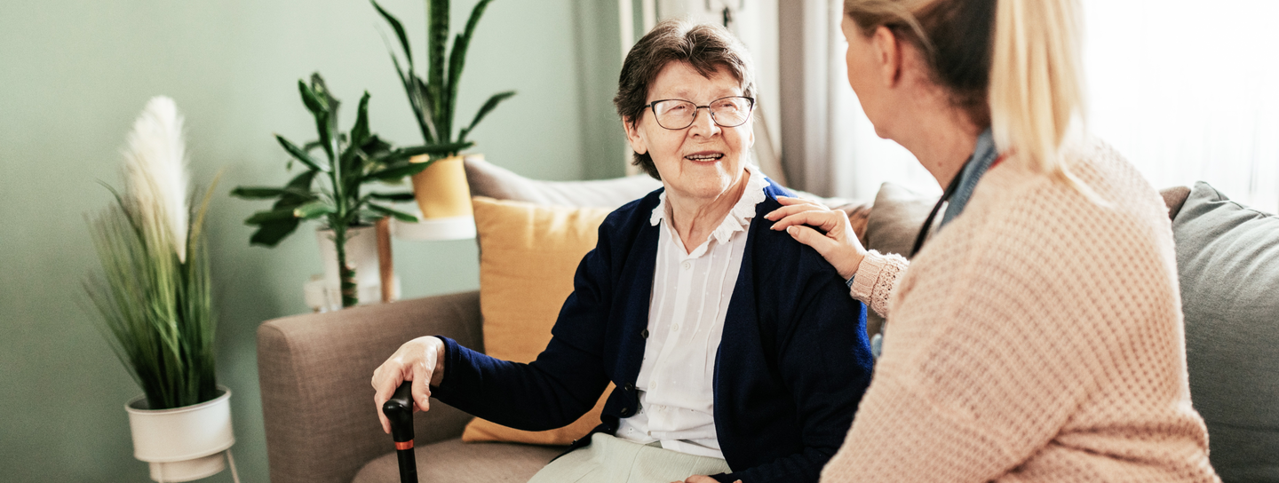 hospice volunteer visiting elderly woman at home