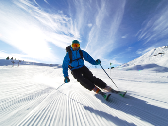 Skiier coming down the mountain.
