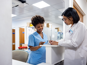 student nurse and mentor discussing medicine