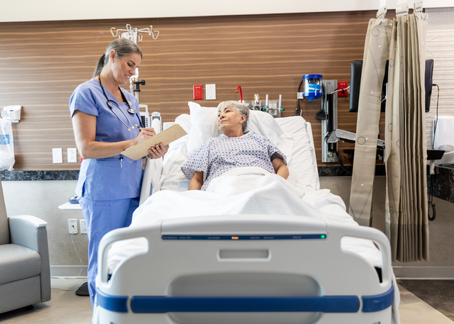 Physician talks to patient in the hospital before surgery