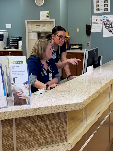  Nurses discuss their work.