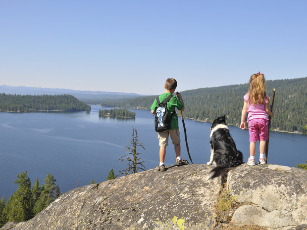 kids looking out over Payette Lake
