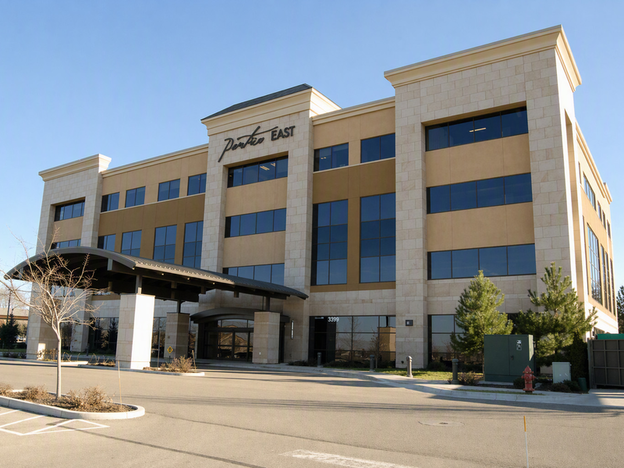 Entrance to the Portico East building where St. Luke’s Clinic - Orthopedics: Meridian is located.