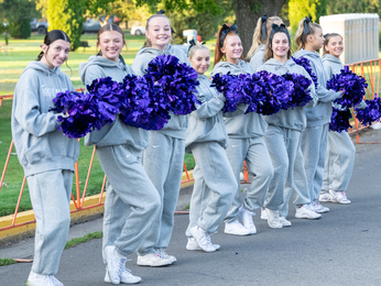 Group of cheerleaders supporting FitOne racers